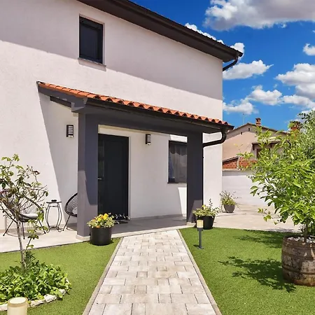 Semesterbostad Mit Privatpool Fuer 8 Personen Ca 125 Qm In Galizana, Istrien Istrische Riviera Galižana