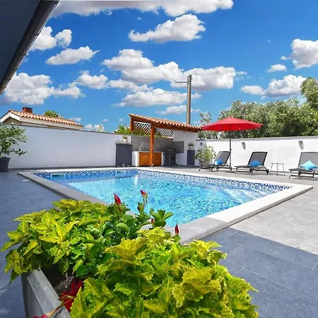 Mit Privatpool Fuer 8 Personen Ca 125 Qm In Galizana, Istrien Istrische Riviera Galižana