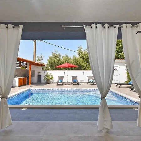 Semesterbostad Mit Privatpool Fuer 8 Personen Ca 125 Qm In Galizana, Istrien Istrische Riviera Galižana