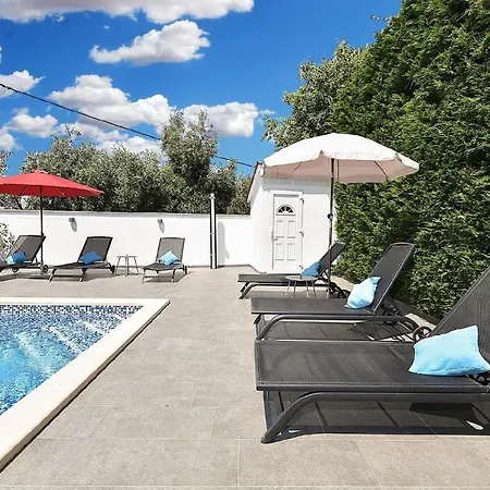 Mit Privatpool Fuer 8 Personen Ca 125 Qm In Galizana, Istrien Istrische Riviera 別荘 Galižana